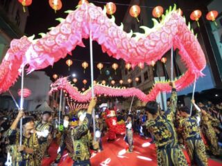 Usai Tarawih, Ribuan Warga Padati Kesawan Rayakan Imlek 2577