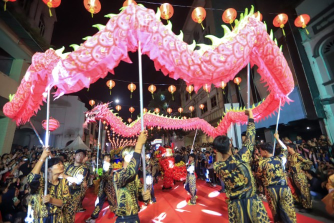 Ribuan warga memadati kawasan Jalan Jenderal Ahmad Yani (Kesawan), Sabtu (21/2/2026) malam, merayakan Imlek 2577 Kongzili dalam balutan lampion merah dan atraksi budaya.