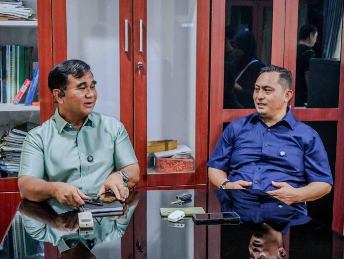 Asisten Pemerintahan dan Kesejahteraan Rakyat Setdako Medan, M. Sofyan, didampingi Plt Kepala Dinas Koperasi, UKM, Perindustrian dan Perdagangan, Citra Effendi Capah, serta Kepala Dinas Kominfo, Arrahmaan Pane, di Kantor Wali Kota Medan, Minggu (22/2/2026). Foto; dokumen Dinas Kominfo Medan