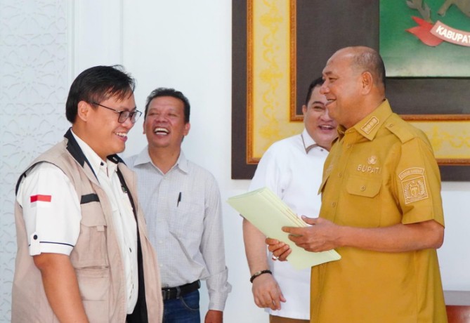 Bupati Langkat Syah Afandin saat menerima kunjungan manajemen PT Rapala Sri Murti di Kantor Bupati Langkat, Senin (23/2/2026). Foto: Dinas Kominfo Langkat