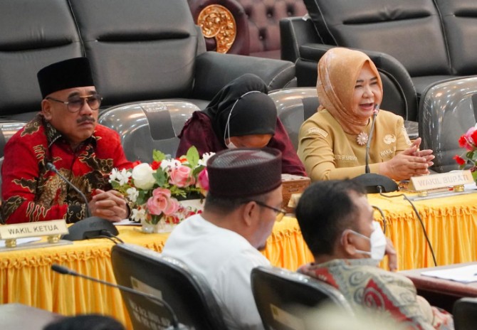 Wakil Bupati Langkat Tiorita Br Surbakti (baju kuning) saar rapat dengan DPRD Langkat