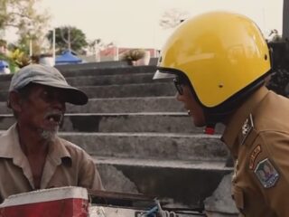 Wakil Wali Kota Binjai Hasanul Jihadi mengajak masyarakat memanfaatkan layanan Universal Health Coverage (UHC) yang telah berjalan di Kota Binjai. Ajakan itu disampaikannya saat berbincang santai dengan seorang penjual es lilin di sudut kota usai beraktivitas.