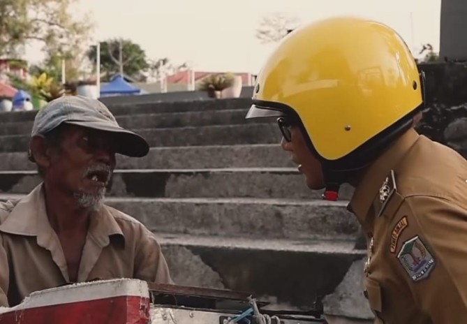 Wakil Wali Kota Binjai Hasanul Jihadi mengajak masyarakat memanfaatkan layanan Universal Health Coverage (UHC) yang telah berjalan di Kota Binjai. Ajakan itu disampaikannya saat berbincang santai dengan seorang penjual es lilin di sudut kota usai beraktivitas.