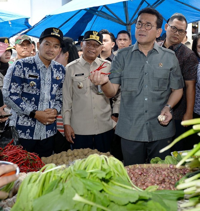 Menteri Perdagangan RI Budi Santoso bersama Wakil Gubernur Sumut, Surya meninjau Pasar Gambir, Tebing Tinggi, Junat (27/2/2026). Foto: Dinas Kominfo Sumut