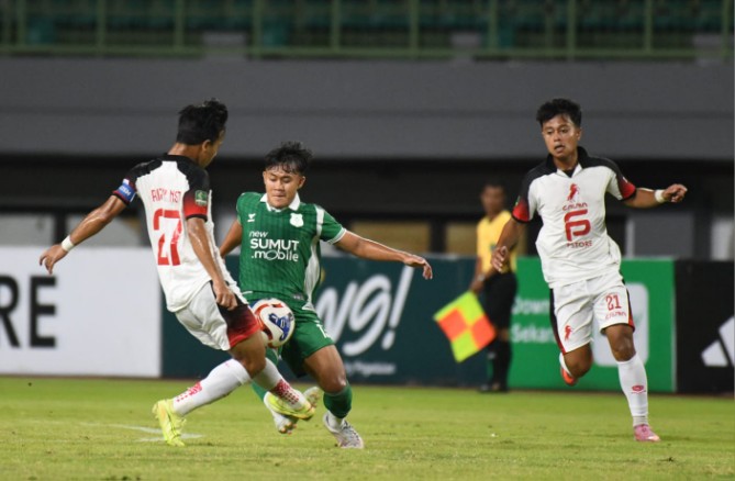 Pemain PSMS Medan berusaha melewati Pemain Bekasi City dalam lanjutan Liga 2, Sabtu (28/2/2026). PSMS Medan kalah 1-2 dalam laga tersebut