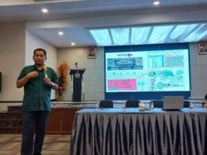 Dr. Puji Santoso, memaparkan Riset Big Data.
