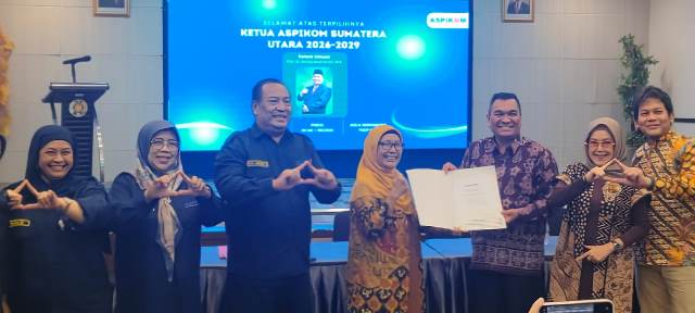 Prof. Anang Anas Azhar (tiga dari kanan) menerima kepemimpinan ASPIKOM Korwil Sumut usai terpilih dalam Muswil di Aula Fisip USU, Rabu (11/2/2026).