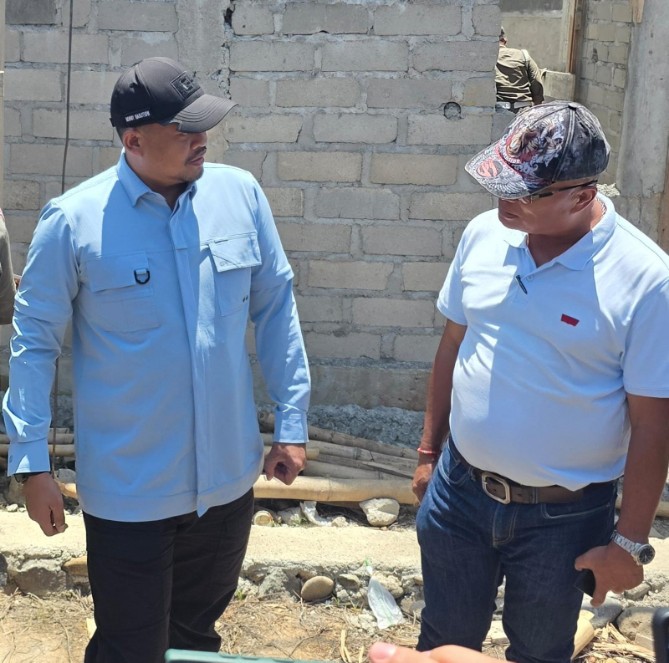 Gubermur Sumut Bobby Afif Nasution saat meninjau pengerjaan hunian tetap di Asrama Haji, Tapanuli Tengah, Minggu (1/3/2026)