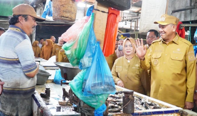 Bupati Langkat, Syah Afandin bersama Wakil Bupati Langkat, Tiorita Surbakti melakukan sidak ke Pasar Baru, Stabat, Senin (2/3/2026). Foto: Dinas Kominfo Langkat