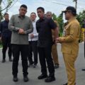 Gubernur Sumut Bobby Nasution bersama Plt Kadis PUPR Sumut Chandra Dalimunthe meninjau Jembatan Sungai Angkola, Padangsidempuan, Senin (2/3/2026). Foto: Reza Sahab/kaldera.id