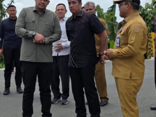 Gubernur Sumut Bobby Nasution bersama Plt Kadis PUPR Sumut Chandra Dalimunthe meninjau Jembatan Sungai Angkola, Padangsidempuan, Senin (2/3/2026). Foto: Reza Sahab/kaldera.id