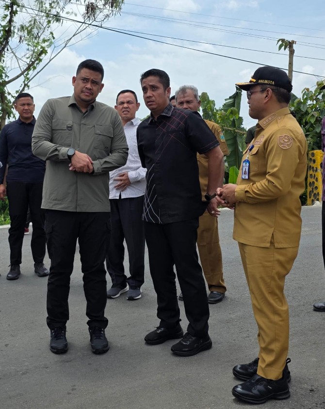 Gubernur Sumut Bobby Nasution bersama Plt Kadis PUPR Sumut Chandra Dalimunthe meninjau Jembatan Sungai Angkola, Padangsidempuan, Senin (2/3/2026). Foto: Reza Sahab/kaldera.id