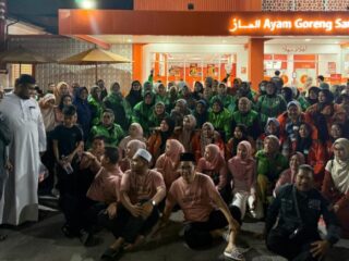 Komunitas Gerakan Istiqomah Sedekah Medan (GIS) menggelar buka puasa bersama puluhan pengemudi ojek online (ojol) wanita di salah satu rumah makan cepat saji di Kota Medan, Minggu (1/3/2026) malam.