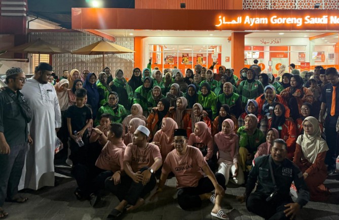 Komunitas Gerakan Istiqomah Sedekah Medan (GIS) menggelar buka puasa bersama puluhan pengemudi ojek online (ojol) wanita di salah satu rumah makan cepat saji di Kota Medan, Minggu (1/3/2026) malam.