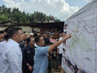Gubernur Sumut Bobby Afif Nasution melihat peta jalan yang akan dilakukan perbaikan tahun ini. Foto: Reza Sahab/kaldera.id