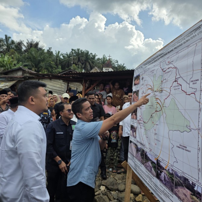 Gubernur Sumut Bobby Afif Nasution melihat peta jalan yang akan dilakukan perbaikan tahun ini. Foto: Reza Sahab/kaldera.id