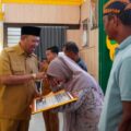 Bupati Langkat Syah Afandin menyalurkan Bantuan Stimulan Perbaikan Rumah Rusak Ringan dan Sedang Tahap II Tahun 2026 bagi warga terdampak bencana hidrometeorologi Siklon Senyar di Kabupaten Langkat, Selasa (3/3/2026). Foto: Dinas Kominfo Langkat