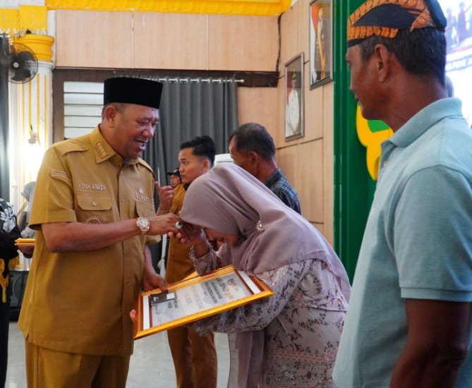 Bupati Langkat Syah Afandin menyalurkan Bantuan Stimulan Perbaikan Rumah Rusak Ringan dan Sedang Tahap II Tahun 2026 bagi warga terdampak bencana hidrometeorologi Siklon Senyar di Kabupaten Langkat, Selasa (3/3/2026). Foto: Dinas Kominfo Langkat