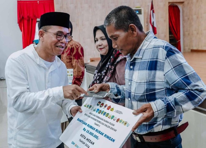 Wakil Wali Kota Medan Zakiyuddin Harahap menyerahkan bantuan terhadap korban bencana siklon senyar