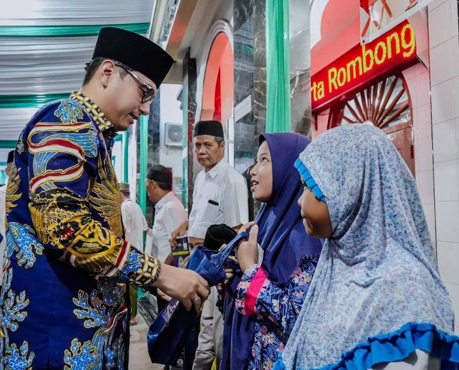 Wali Kota Medan, Rico Waas memberikan santunan kepada anak yatim saat Safari Ramadhan di Masjid Al-Ikhlas Muara Sipongi, Jalan Muara Sipongi, Kecamatan Medan Timur, Kamis (5/3/2026).