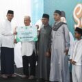Gubernur Sumut Bobby Afif Nasution menyerahkan bantuan kepada BKM saat Safari Ramadan di Pematangsiantar, Jumat (6/3/2026). Foto; dinas Kominfo Sumut