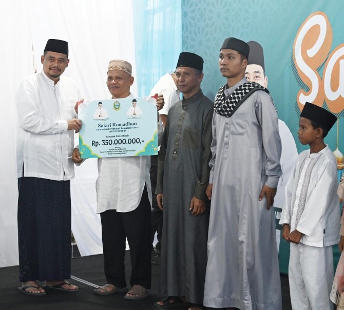 Gubernur Sumut Bobby Afif Nasution menyerahkan bantuan kepada BKM saat Safari Ramadan di Pematangsiantar, Jumat (6/3/2026). Foto; dinas Kominfo Sumut