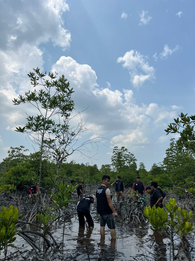 Mahasiswa Jurusan Pendidikan Geografi yang tergabung dalam program Mahasiswa Berdampak melaksanakan kegiatan restorasi mangrove di Desa Salahaji, Kecamatan Pematang Jaya, Kabupaten Langkat pada 6-7 Maret 2026.