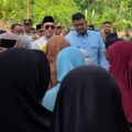Gubernur Sumatera Utara, Bobby Afif Nasutiom bersama Bupati Tapanuli Selatan, Gus Irawan Pasaribu meninjau warga korbam bemcana yang tinggal di hunian sementata Desa Batu Ula, Tapanuli Selatan beberapa waktu lalu. Foto: Reza Sahab/kaldera.id