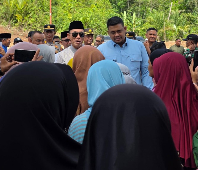 Gubernur Sumatera Utara, Bobby Afif Nasutiom bersama Bupati Tapanuli Selatan, Gus Irawan Pasaribu meninjau warga korbam bemcana yang tinggal di hunian sementata Desa Batu Ula, Tapanuli Selatan beberapa waktu lalu. Foto: Reza Sahab/kaldera.id