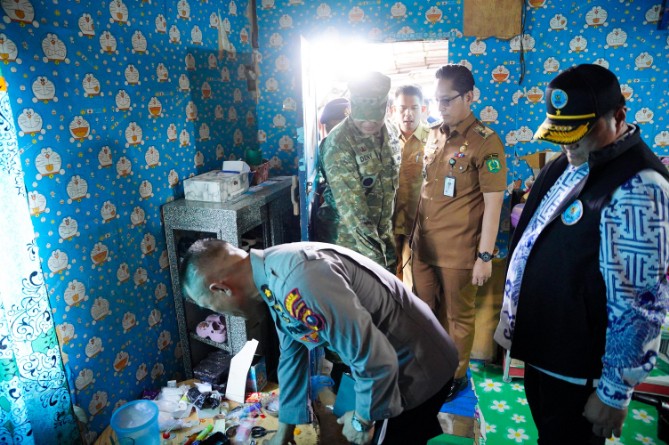 Wali Kota Medan Rico Tri Putra Bayu Waas bersama aparat gabungan melakukan penyisiran di sejumlah lokasi yang diduga menjadi titik rawan penyalahgunaan narkoba di kawasan Medan Belawan, Selasa (10/3/2026).