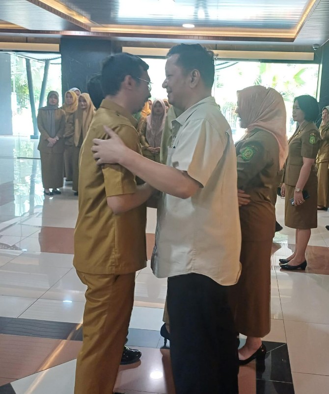 Muhammad Ali Sipahutar menggelar apel perpisahan bersama seluruh pegawai di lingkungan DPRD Kota Medan di lobi gedung DPRD Medan, Jalan Kapten Maulana Lubis No.1, Selasa (10/3/2026) pagi.