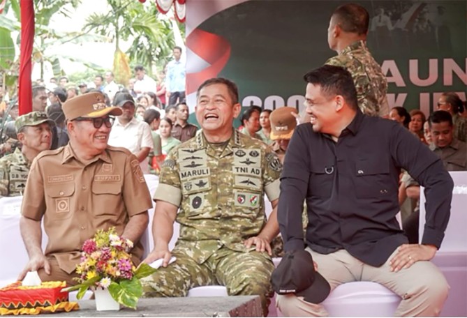 Gubernur Sumatera Utara Muhammad Bobby Afif Nasution bersama Kepala Staf Angkatan Darat (KSAD) Jenderal TNI Maruli Simanjuntak meresmikan Jembatan Bailey di Desa Silfalago Gomo, Kecamatan Boronadu, Kabupaten Nias Selatan, Selasa (10/3/2026).