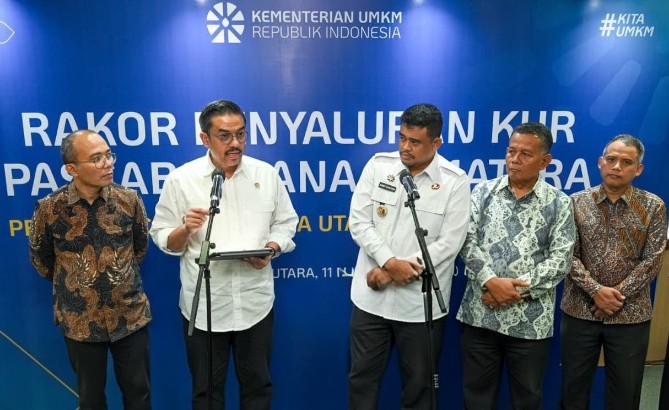 Menteri UMKM Maman Abdurrahman didampingi Wakil Menteri UMKM Helvi Moraza, Deputi Bidang Usaha Mikro Riza Damanik, Gubernur Sumatera Utara Bobby Nasution, dan Direktur Utama PT Bank Sumut Heru Mardiansyah memberi keterangan kepada wartawan di Aula Raja Inal Siregar, Rabu (11/3/2026). Foto:IST