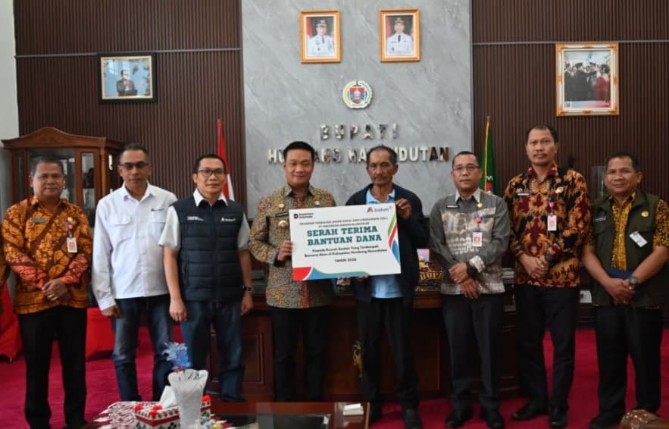 PT Indonesia Asahan Aluminium (INALUM) menyalurkan bantuan rehabilitasi untuk tiga gereja yang mengalami kerusakan akibat banjir bandang di Kabupaten Humbang Hasundutan, Sumatera Utara. Bantuan tersebut diserahkan pada Kamis (5/3/2026) melalui Pemerintah Kabupaten Humbang Hasundutan.