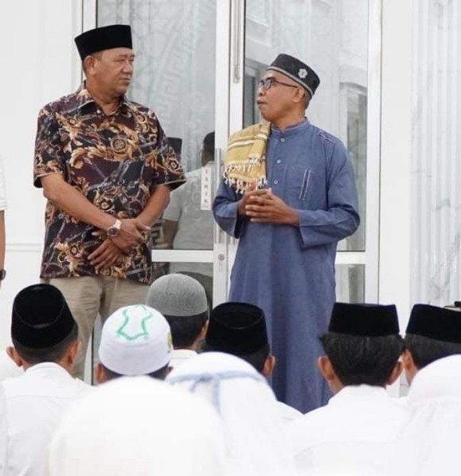Bupati Langkat Syah Afandin memberikan santunan kepada 65 santri Pondok Pesantren Ulumul Quran di Rumah Dinas Bupati Langkat, Jumat (13/3/2026). Foto: Dinas Kominfo Langkat