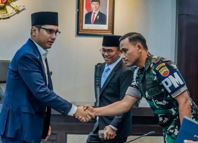 Wali Kota Medan Rico Waas saat membahas pembrantasan peredaran narkoba di kawasan Medan Belawan di Ruang Rapat I Kantor Wali Kota Medan, Jumat (13/3/2026). Foto; dinas Kominfo Medan