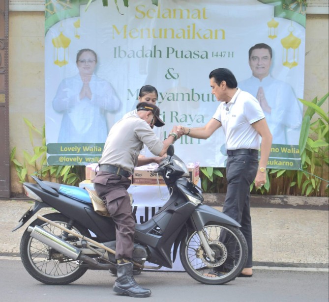 Karan Sukarno Walia, keturunan India beragama Sikh, bersama keluarga kembali melaksanakan kegiatan mulia dengan membagikan ratusan takjil untuk umat Islam yang sedang menjalankan ibadah puasa di bulan Ramadan.