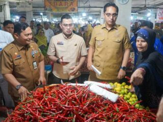 Sidak Pasar Jelang Lebaran, Rico Waas Pastikan Stok Bahan Pokok Aman