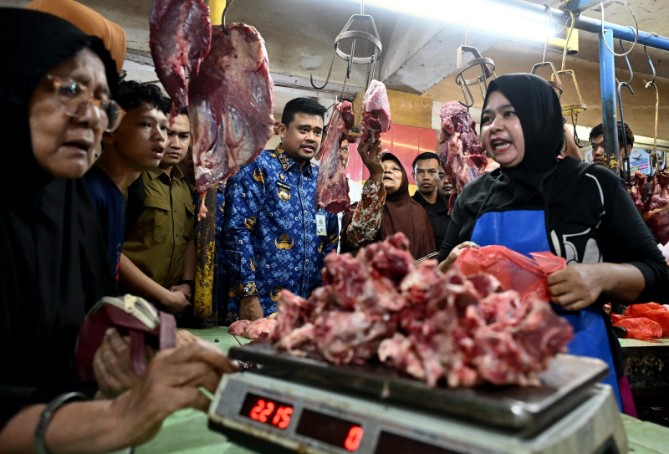 Gubernur Sumatera Utara, Bobby Nasution, menemukan indikasi gangguan distribusi saat meninjau harga bahan pokok di Pasar Sukaramai, Medan, Selasa (17/3/2026).