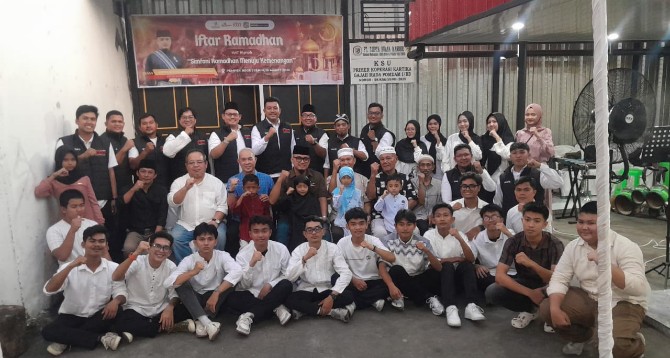 Indonesia Drum Corps Association menggelar buka puasa bersama yang dirangkai dengan aksi sosial berupa pembagian paket sembako kepada pegiat olahraga dan warga di Jalan Gurilla, Medan Perjuangan, Senin (16/3/2026).