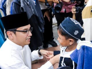 400 Anak Yatim Belanja Baju Lebaran, Rico Waas: Semua Harus Bahagia