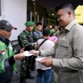 Gubernur Sumatera Utara, Muhammad Bobby Afif Nasution, membagikan sebanyak 2.500 paket bingkisan dari Presiden RI, Prabowo Subianto, kepada masyarakat pada malam Hari Raya Idulfitri 1447 H/2026 M, Jumat (20/3/2026).
