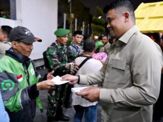 Bobby Nasution Bagikan 2.500 Bingkisan Presiden di Malam Idulfitri