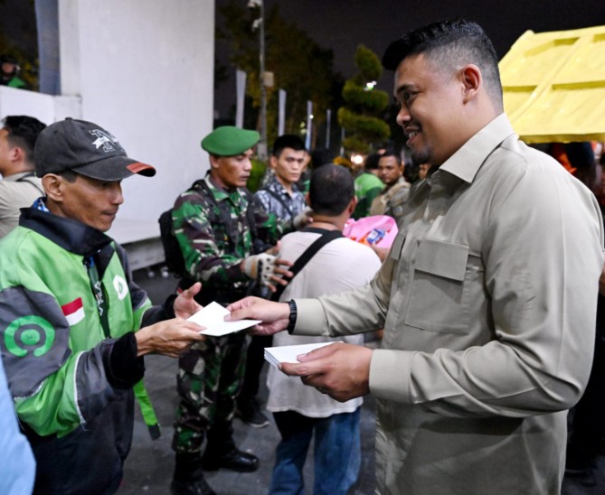 Gubernur Sumatera Utara, Muhammad Bobby Afif Nasution, membagikan sebanyak 2.500 paket bingkisan dari Presiden RI, Prabowo Subianto, kepada masyarakat pada malam Hari Raya Idulfitri 1447 H/2026 M, Jumat (20/3/2026).