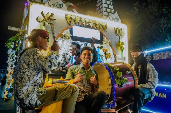 Pawai obor dan mobil hias memeriahkan malam takbiran Idulfitri 1447 Hijriah di Kabupaten Serdang Bedagai, Jumat (20/3/2026) malam.