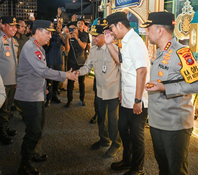 Kapolri Listyo Sigit Prabowo bersama Wakil Gubernur Sumatera Utara Surya meninjau kesiapan arus mudik Idulfitri 1447 Hijriah/2026 M di Medan, Jumat (20/3/2026) malam.
