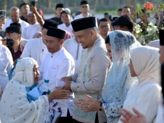 Gubernur Sumatera Utara Muhammad Bobby Afif Nasution melaksanakan Salat Idulfitri 1447 Hijriah bersama ribuan masyarakat di Masjid Agung Serdang Bedagai, Sabtu (21/3/2026).