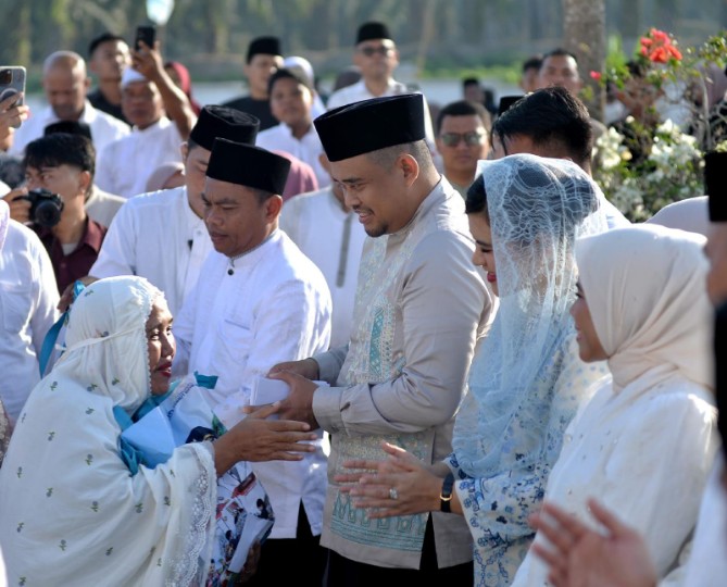 Gubernur Sumatera Utara Muhammad Bobby Afif Nasution melaksanakan Salat Idulfitri 1447 Hijriah bersama ribuan masyarakat di Masjid Agung Serdang Bedagai, Sabtu (21/3/2026).