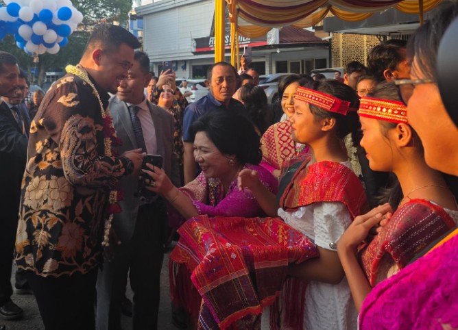 Gubernur Sumatera Utara, Bobby Afif Nasution, mengajak Huria Kristen Indonesia (HKI) berperan aktif menjaga lingkungan sekaligus mendukung pembangunan daerah.