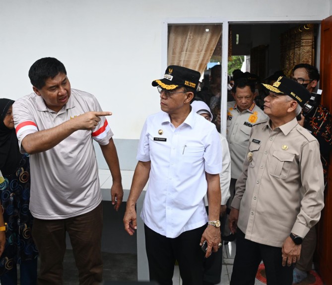 Wakil Gubernur Sumatera Utara, Surya, mendampingi Menteri Dalam Negeri Tito Karnavian dan Menteri Perumahan dan Kawasan Permukiman Maruarar Sirait meninjau progres pembangunan Hunian Tetap (Huntap) pascabencana di Desa Hapesong Baru, Kecamatan Batang Toru, Kabupaten Tapanuli Selatan, Jumat (27/3/2026).